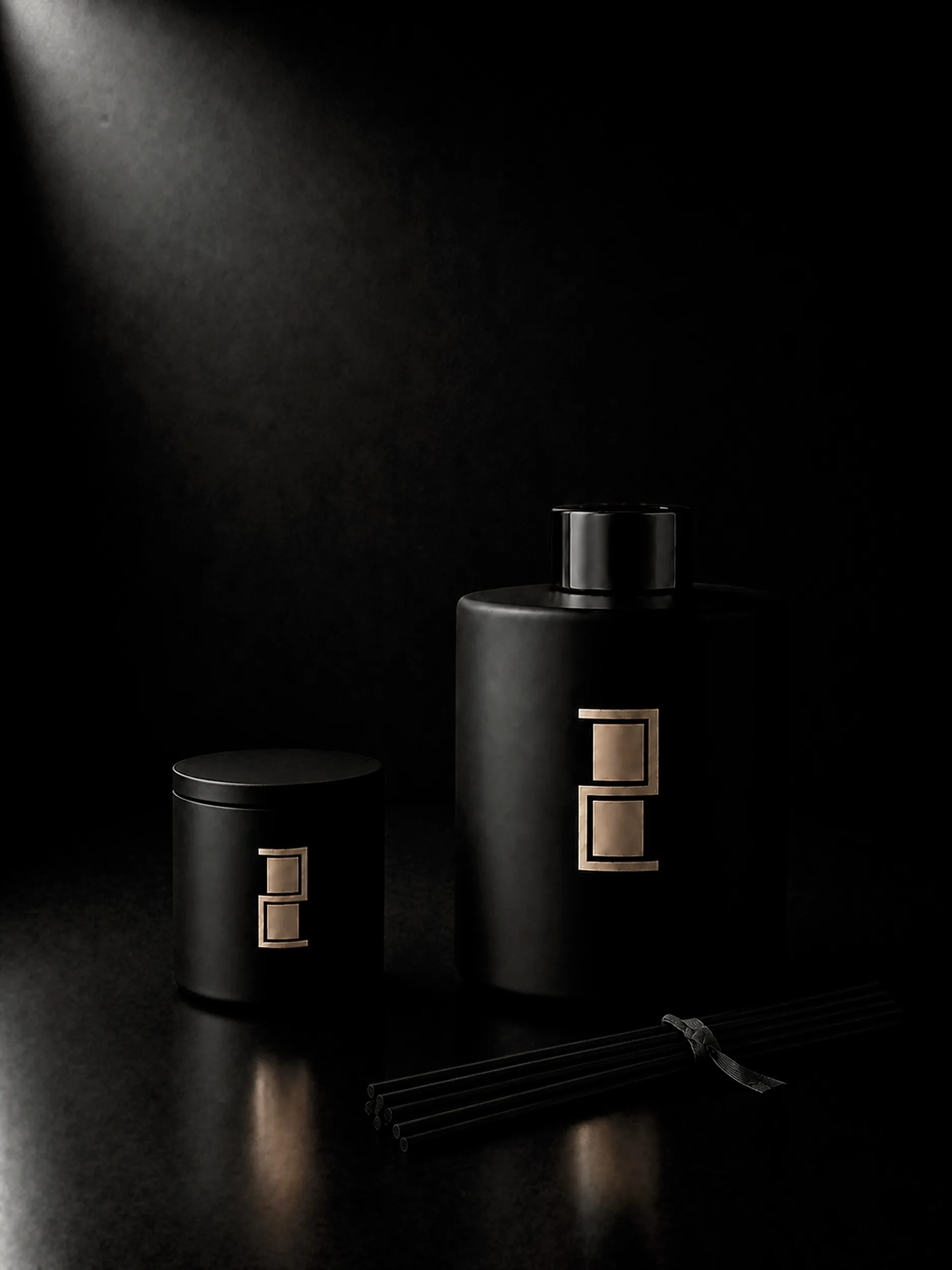 Ghibellina — the candle and the diffuser closed, the reeds still bundled beside them